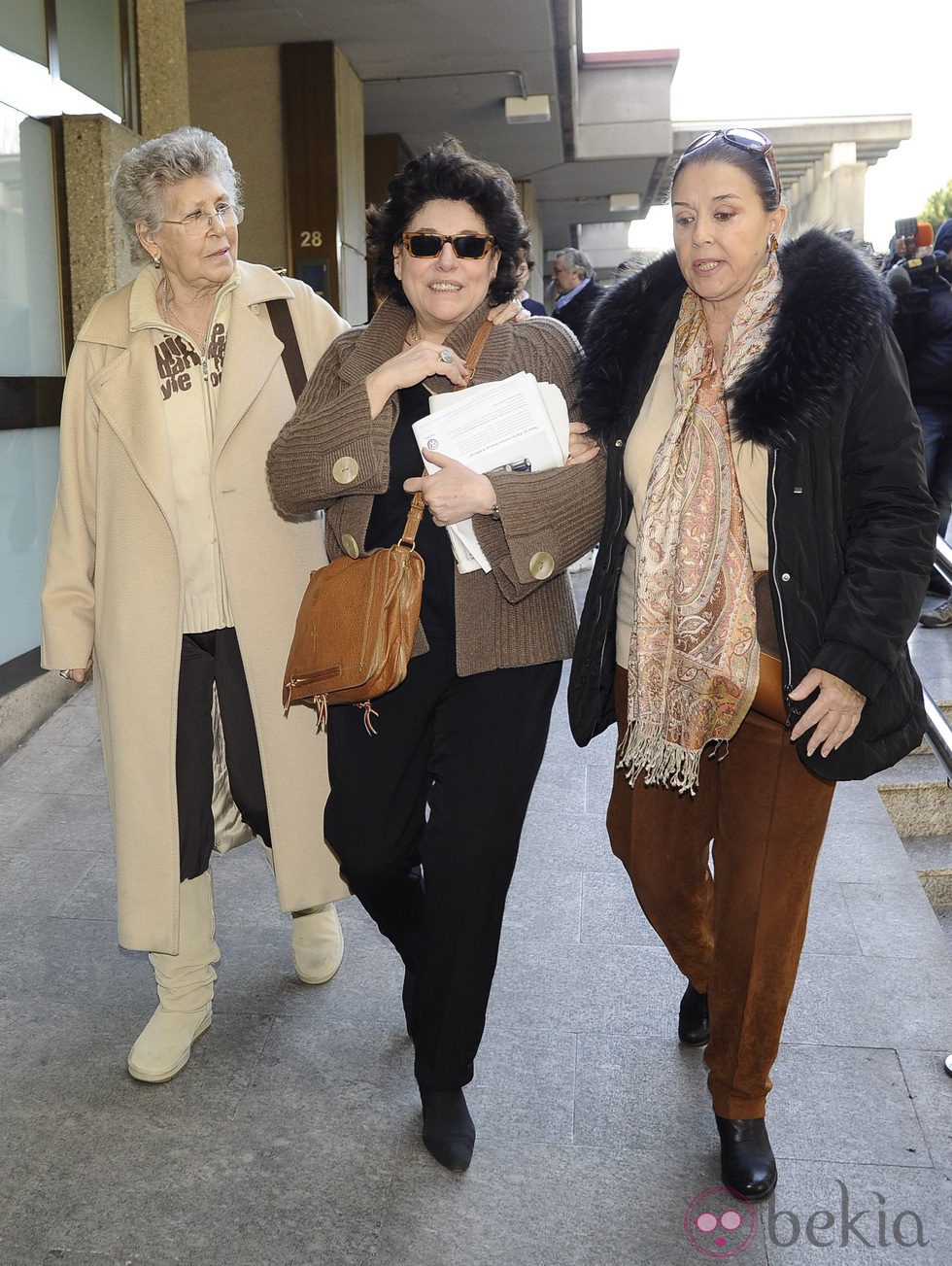 Charo López y Pilar Bardem en el tanatorio de Paco Valladares