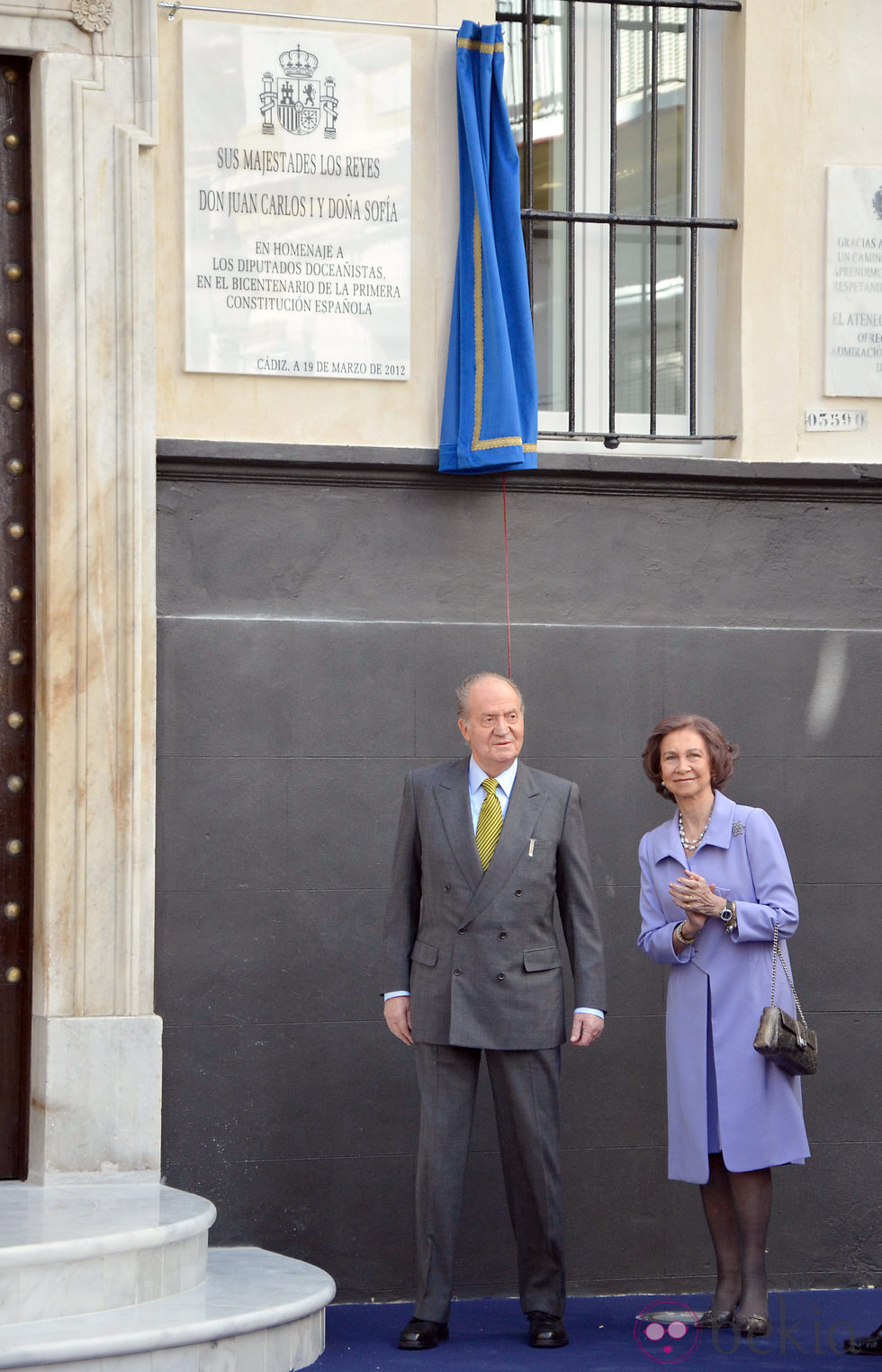 Los Reyes descubren una placa conmemorativa del Bicentenario de la Constitución de Cádiz