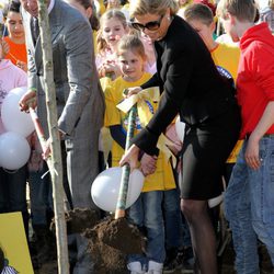 La Princesa Máxima de Holanda planta un árbol en Oeffelt