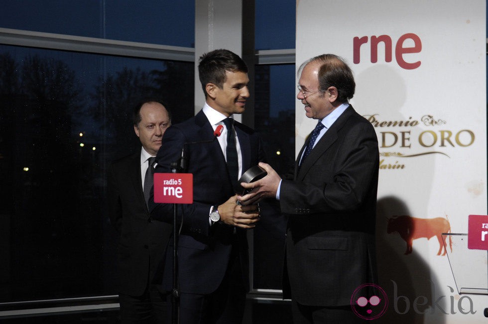 Pío García Escudero entrega la Oreja de Oro 2011 a José María Manzanares