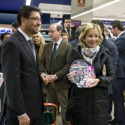 Esperanza Aguirre posa con una pizza Hacendado