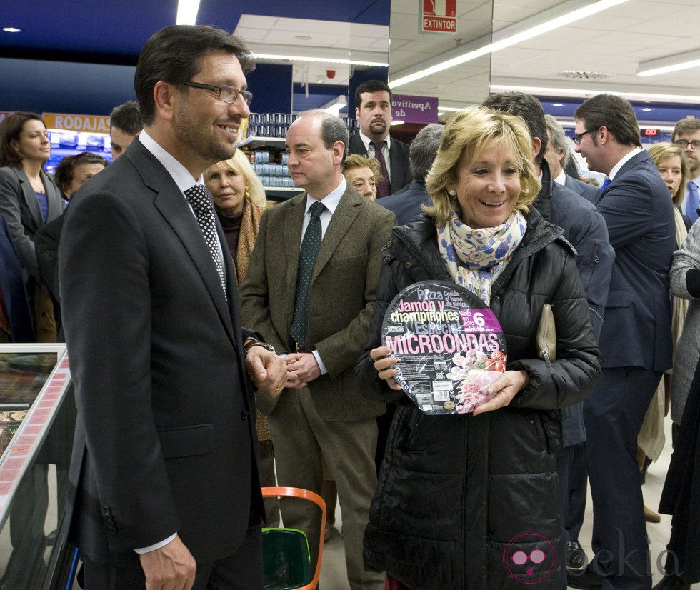 Esperanza Aguirre posa con una pizza Hacendado