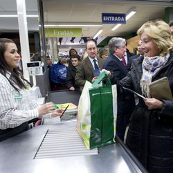 Esperanza Aguirre paga la compra en Mercadona