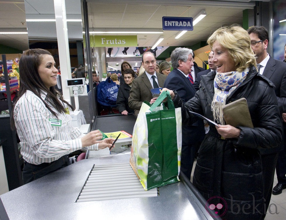 Esperanza Aguirre paga la compra en Mercadona