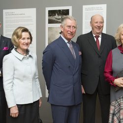 Los Reyes de Noruega, el Príncipe de Gales y la Duquesa de Cornualles en un museo