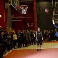 Carlos de Inglaterra juega al baloncesto en Suecia