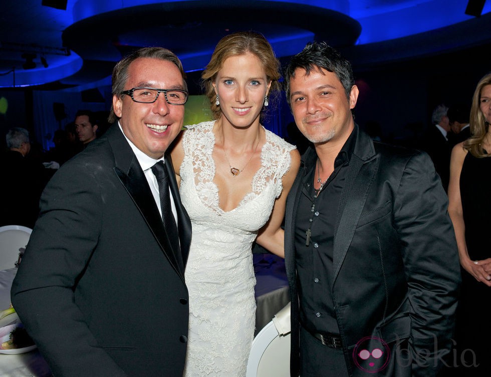 Alejandro Sanz con Emilio y Sharon Azcárraga en la gala Teletones