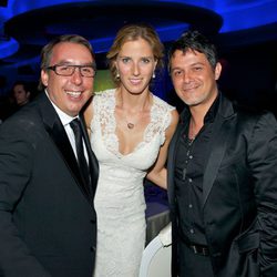 Alejandro Sanz con Emilio y Sharon Azcárraga en la gala Teletones