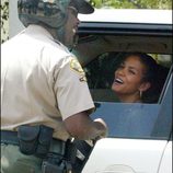 Halle Berry multada por un policía