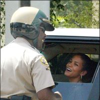 Halle Berry multada por un policía