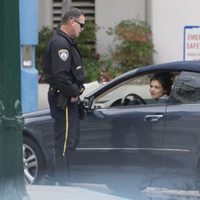 Katie Holmes multada por mala conducción