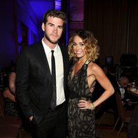 Miley Cyrus y Liam Hemsworth en la Celebrity Fight Night 2012 de Muhammad Ali