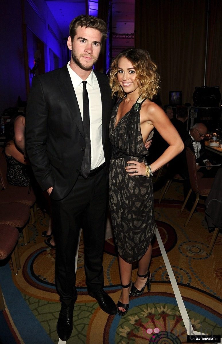 Miley Cyrus y Liam Hemsworth en la Celebrity Fight Night 2012 de Muhammad Ali