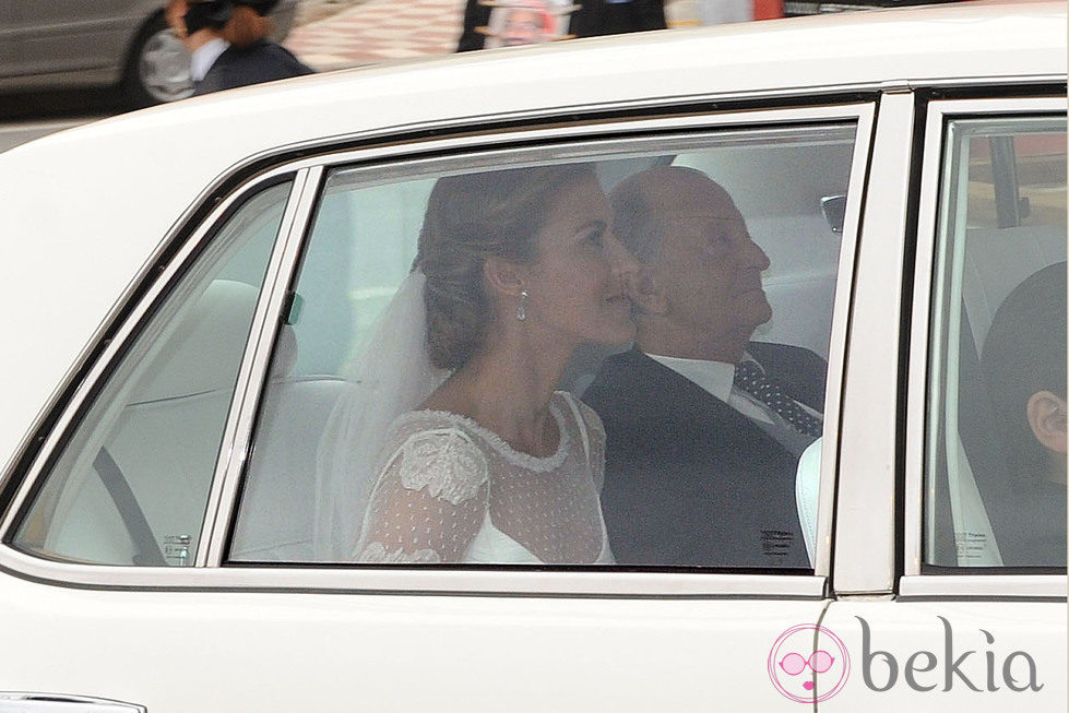 Beatriz Mira a su llegada a su boda con Álvaro Fuster