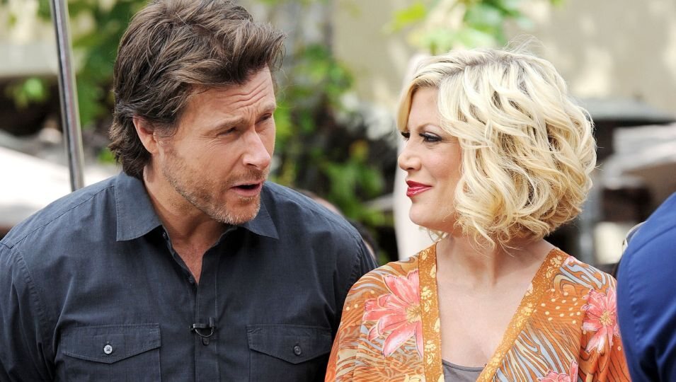 Tori Spelling luce embarazo junto a su marido su marido Dean McDermott