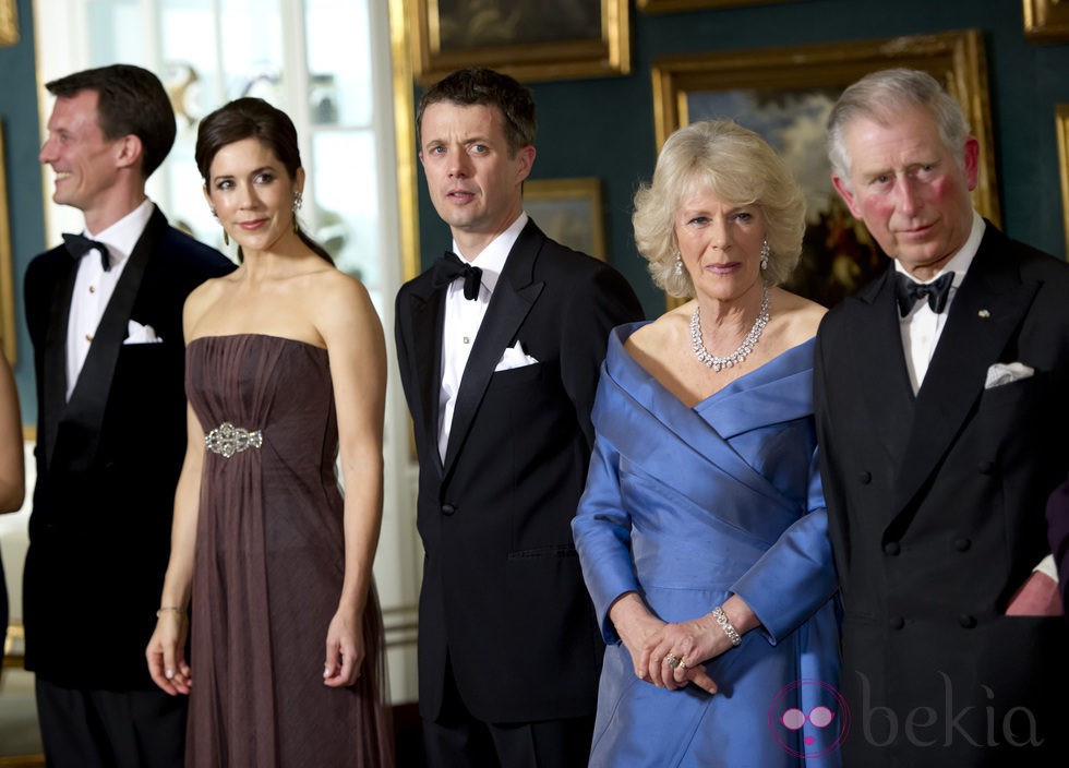 Los Príncipes Joaquín, Mary y Federico de Dinamarca con Carlos y Camilla de Inglaterra