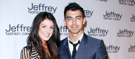 Shenae Grimes y Joe Jonas en la gala benéfica Jeffrey Fashion Cares 2012