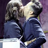 El beso de Aitor Luna y Asier Etxeandia en los Premios Shangay 2012