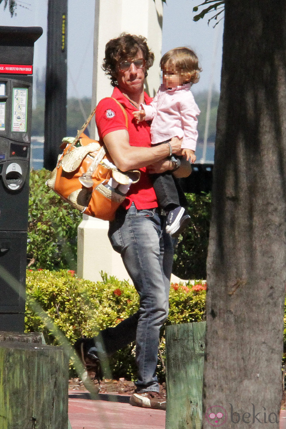 Nicolás Vallejo Nájera 'Colate' con su hijo Nicolás en un parque de Miami