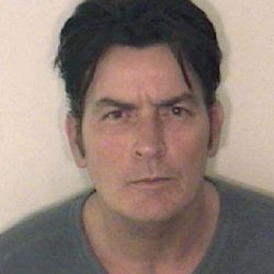 Charlie Sheen fichado por la policía tras su arresto