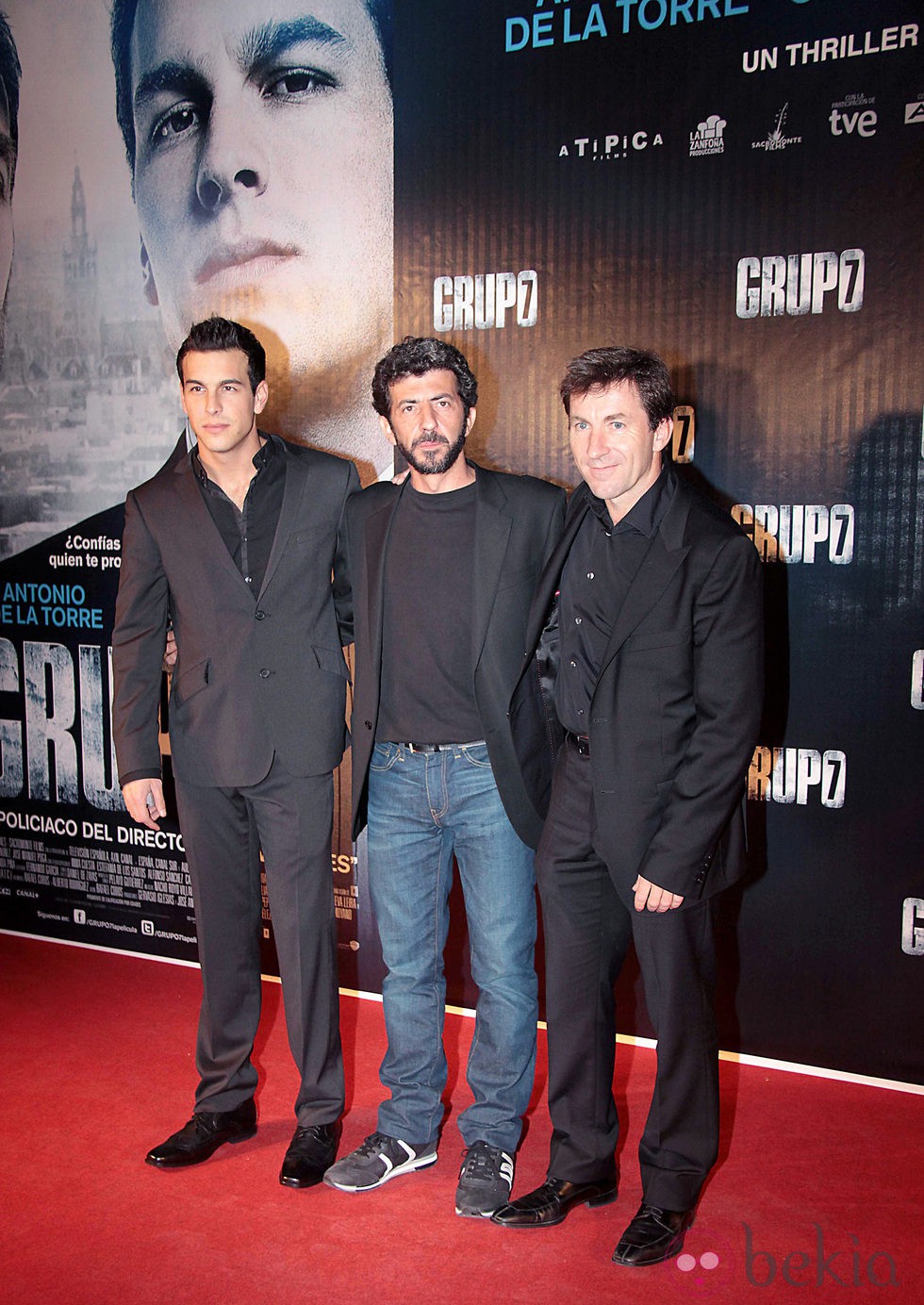 Mario Casas, Alberto Rodríguez y Antonio de la Torre en la premiere de 'Grupo 7' en Sevilla