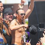 James Franco con rastas y el torso desnudo