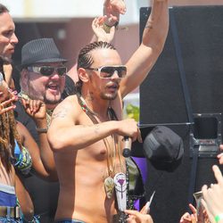 James Franco con rastas y el torso desnudo