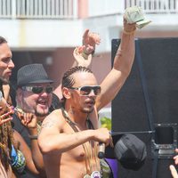 James Franco con rastas y el torso desnudo