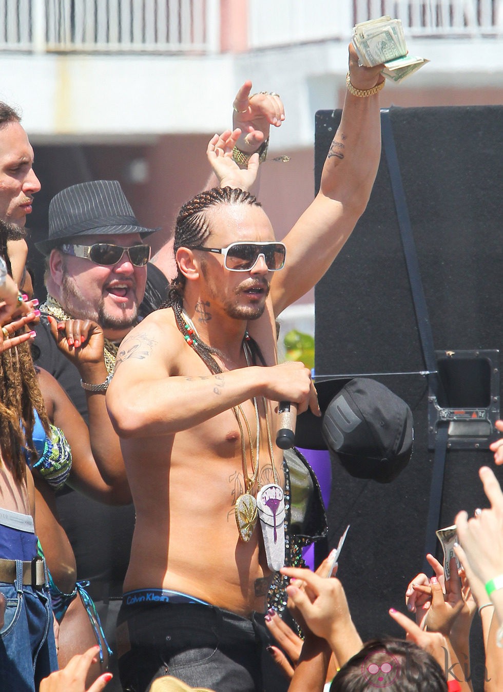 James Franco con rastas y el torso desnudo