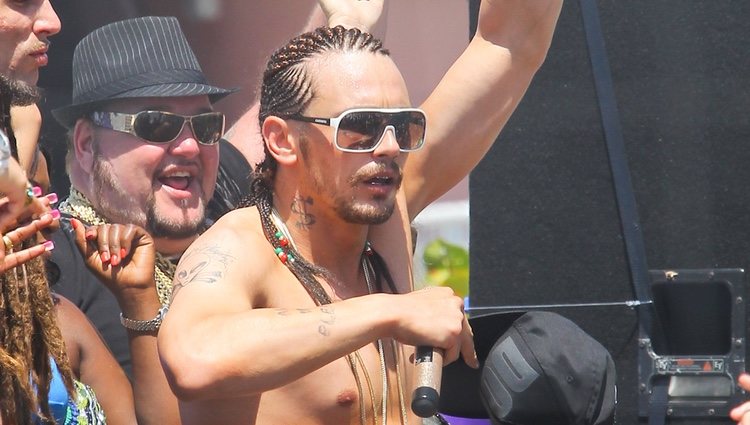 James Franco con rastas y el torso desnudo