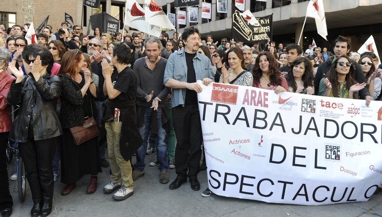 Willy Toledo, Carlos Bardem y Aitana Sánchez-Gijón se manifiestan durante la huelga general