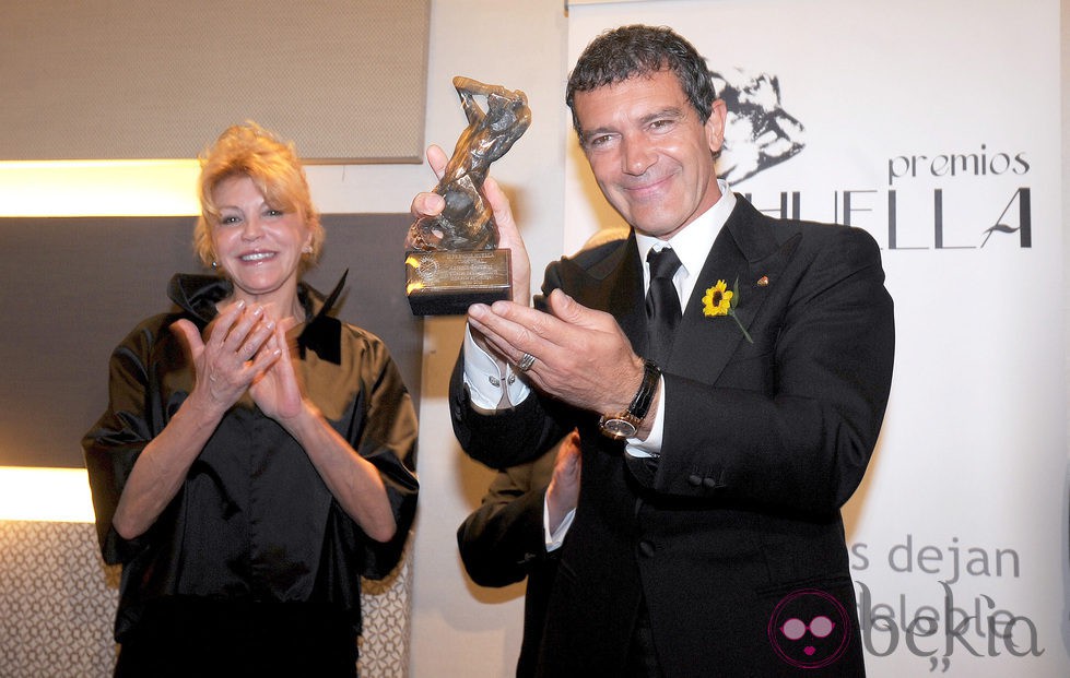 Antonio Banderas recibe un premio de manos de la Baronesa Thyssen