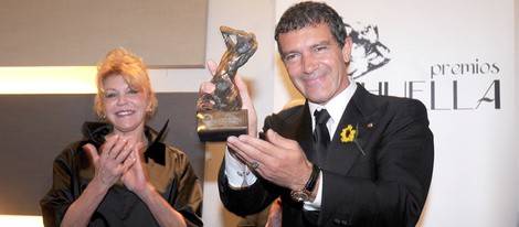 Antonio Banderas recibe un premio de manos de la Baronesa Thyssen