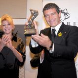 Antonio Banderas recibe un premio de manos de la Baronesa Thyssen