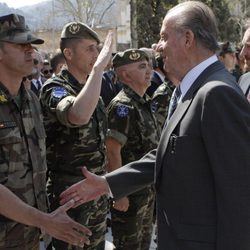 El Rey Don Juan Carlos saluda a las tropas españolas en Mostar