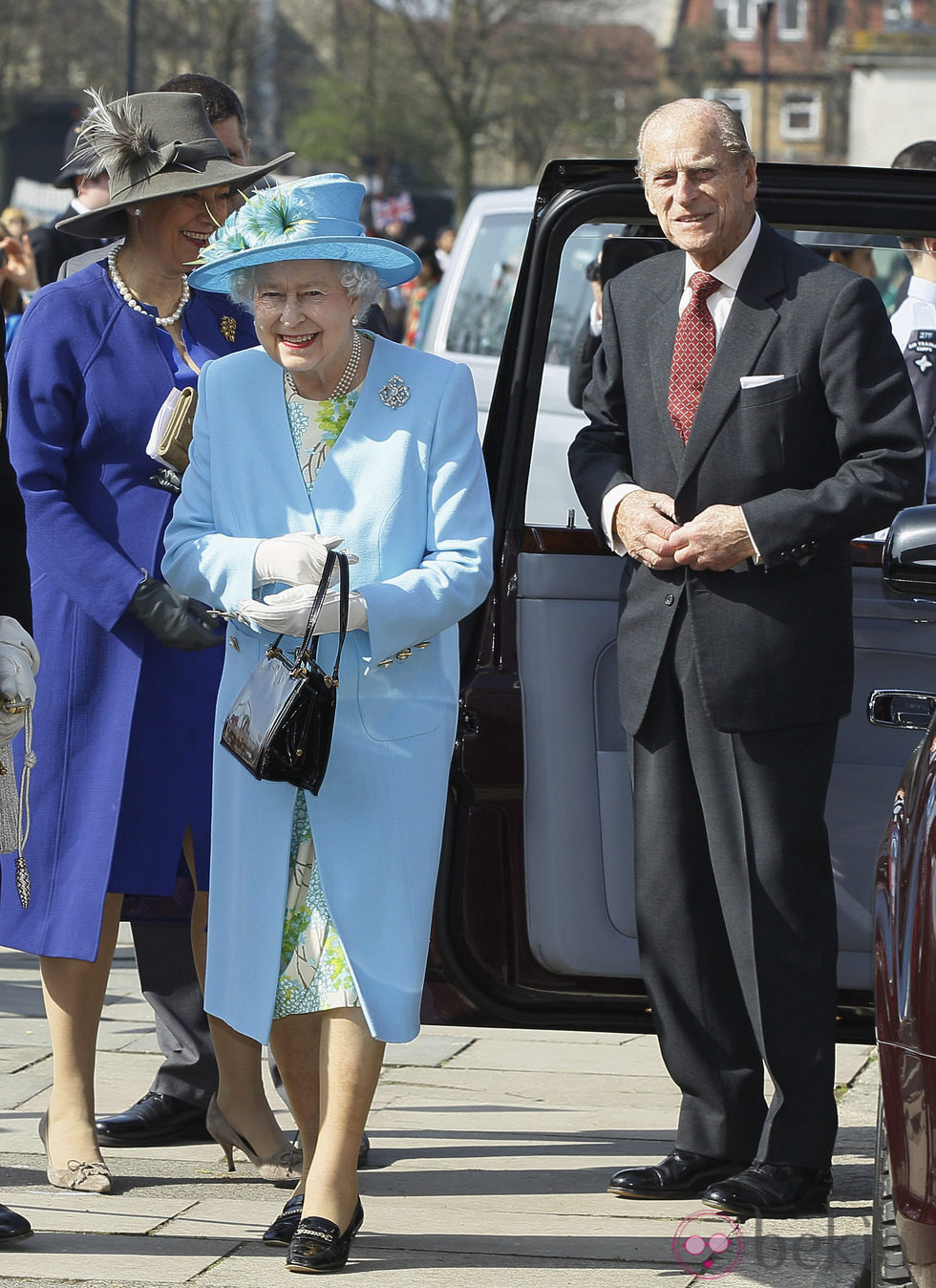 Isabel II y el Duque de Edimburgo en una visita con motivo del Jubileo de Diamante