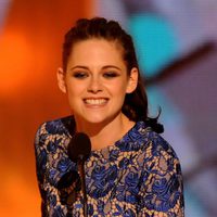 Kristen Stewart muy sonriente recogiendo su premio en los Kids Awards