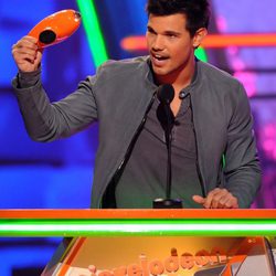 Taylor Lautner recogiendo su premio en los Kids Awards