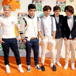 El grupo One Direction posó para los fotografos en los Kids Awards