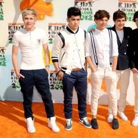 El grupo One Direction posó para los fotografos en los Kids Awards