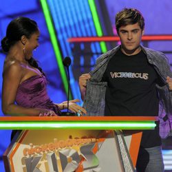 Zac Efron y Keke Palmer en la gala de los Kids Awards