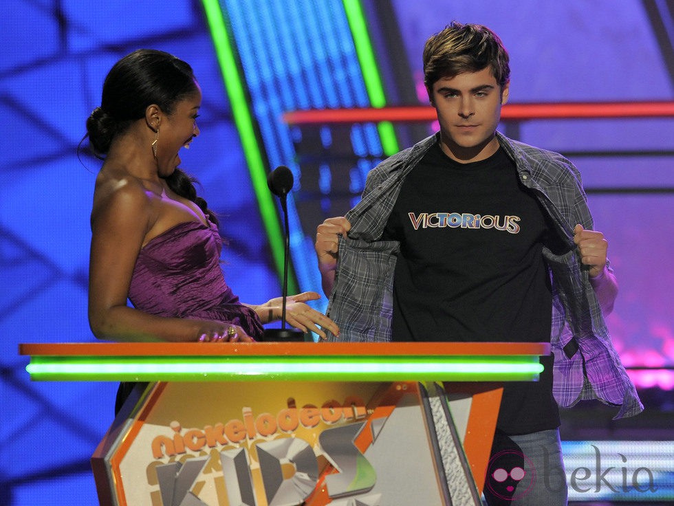 Zac Efron y Keke Palmer en la gala de los Kids Awards