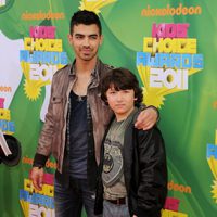 Joe Jonas y su hermano Frankie Jonas en la gala de los Kids Awards