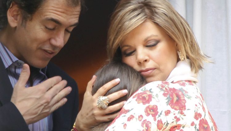 Terelu Campos abraza a su hija junto a Carlos Pombo en la Semana Santa de Málaga