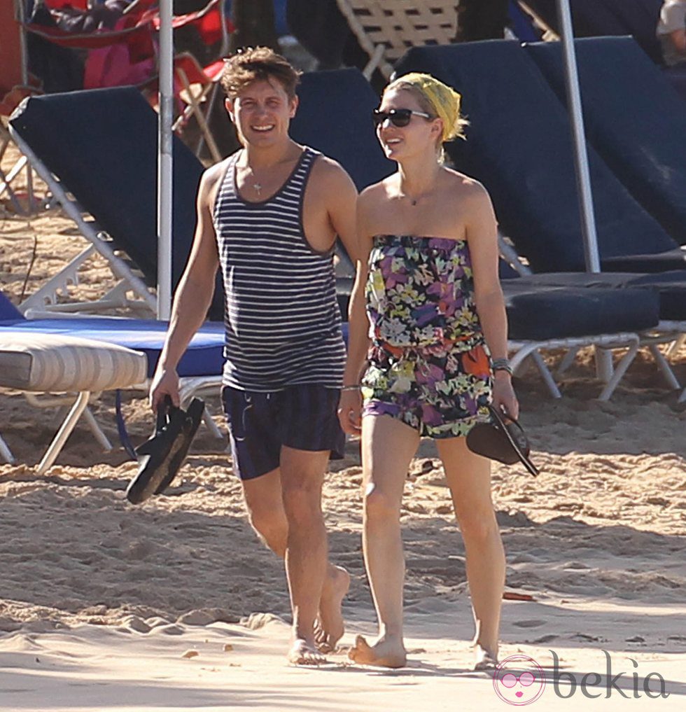 Mark Owen y Emma Ferguson pasean por la playa