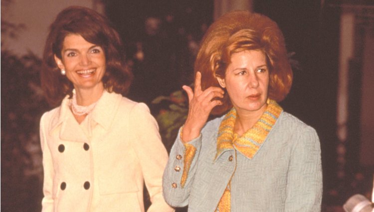 Jackie Kennedy y la Duquesa de Alba en el Palacio de Dueñas