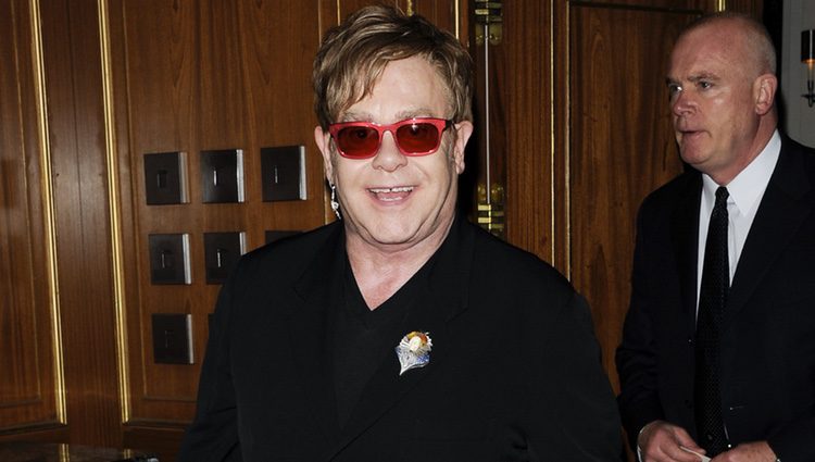 Elton John en los premios Revlon solidarios