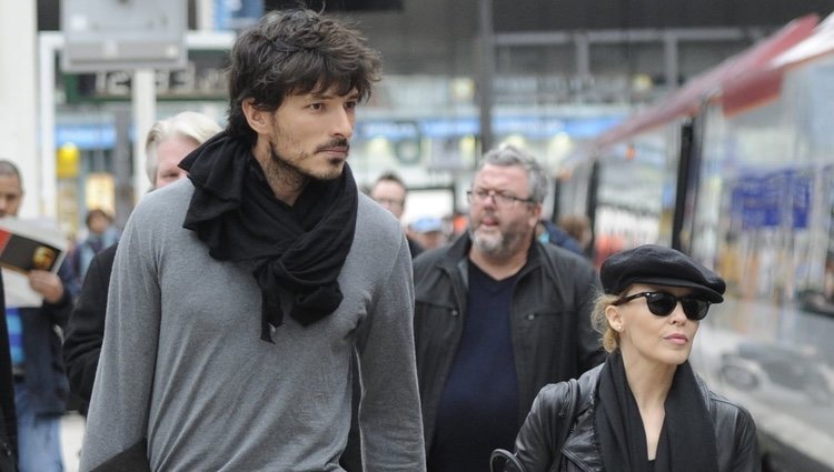 Andrés Velencoso y Kylie Minogue en Inglaterra