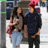 Justin Bieber y Selena Gomez cogidos de la mano