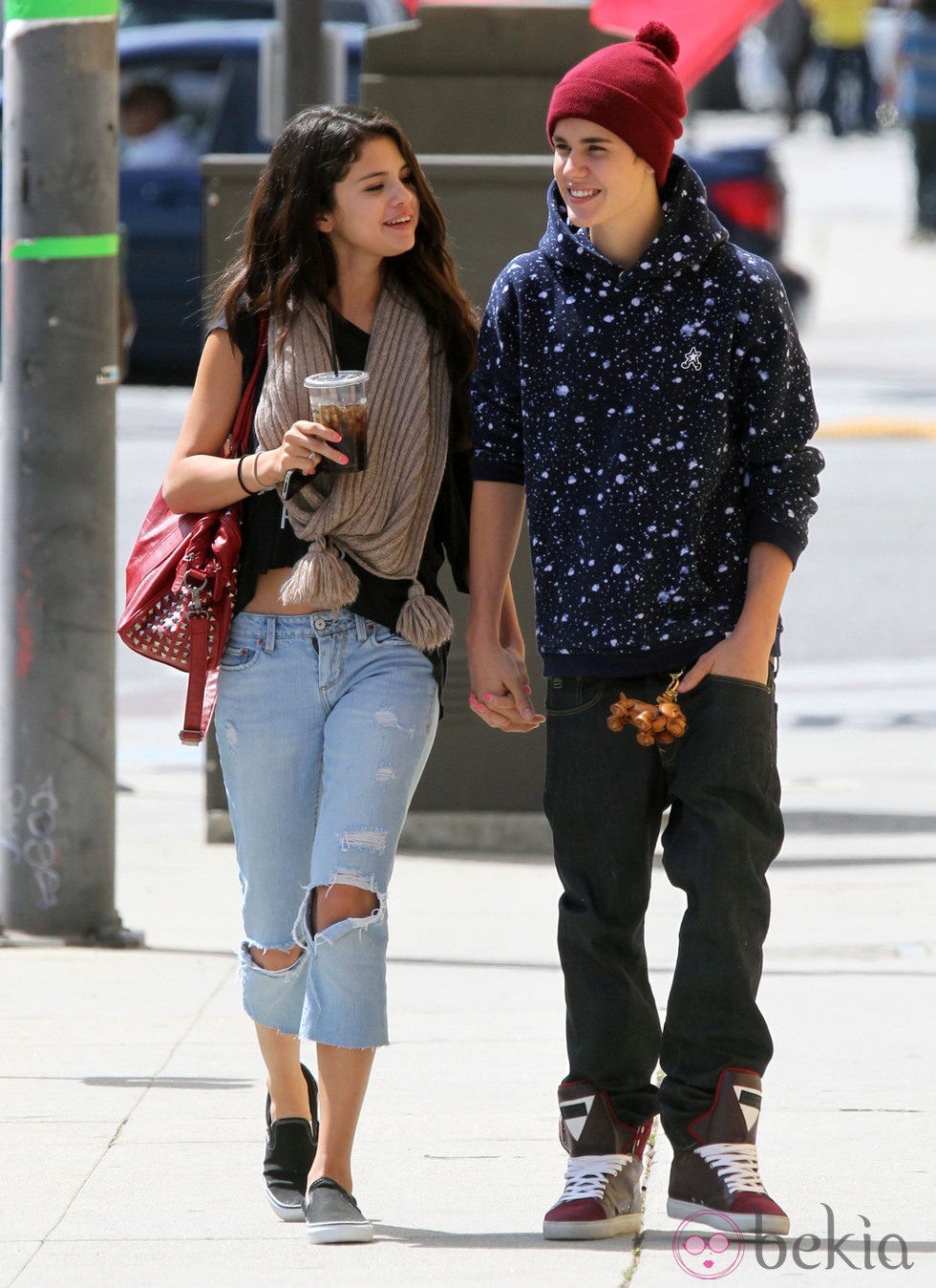 Justin Bieber y Selena Gomez cogidos de la mano